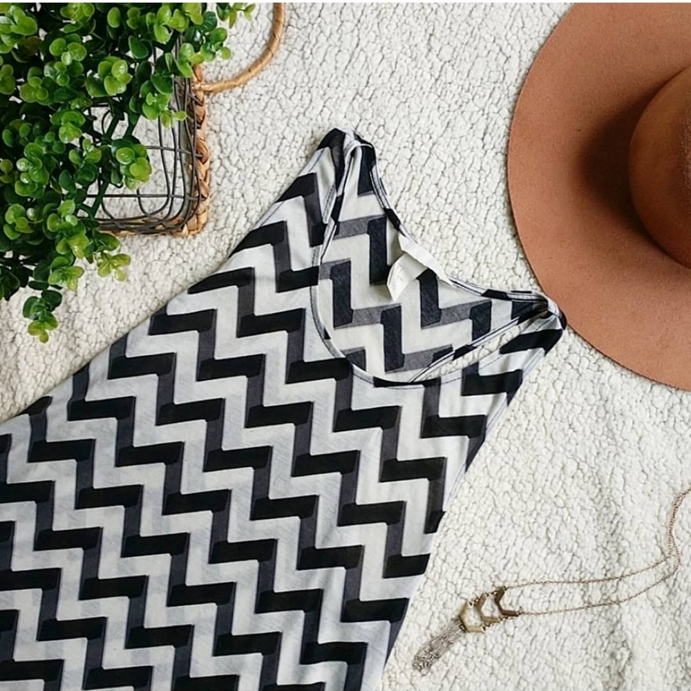 5/$25 H&M Zig Zag Tank Top size S